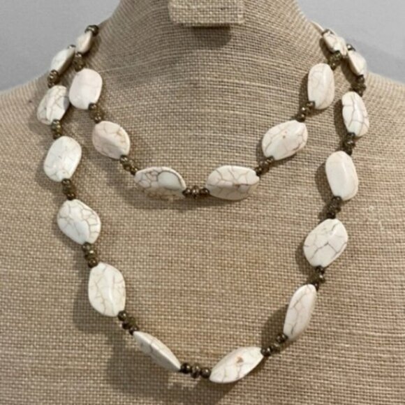 White large stones and gold plated beads necklace AB - Picture 1 of 6
